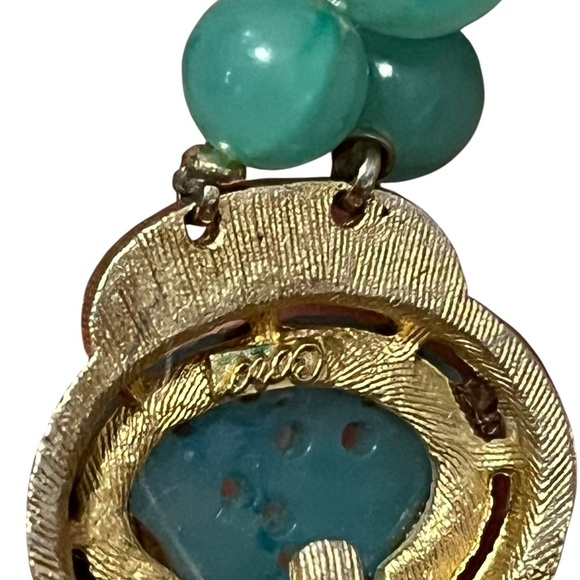 Mid Century Elegant Green Beaded Necklace& Green Glass stone - Picture 5 of 6